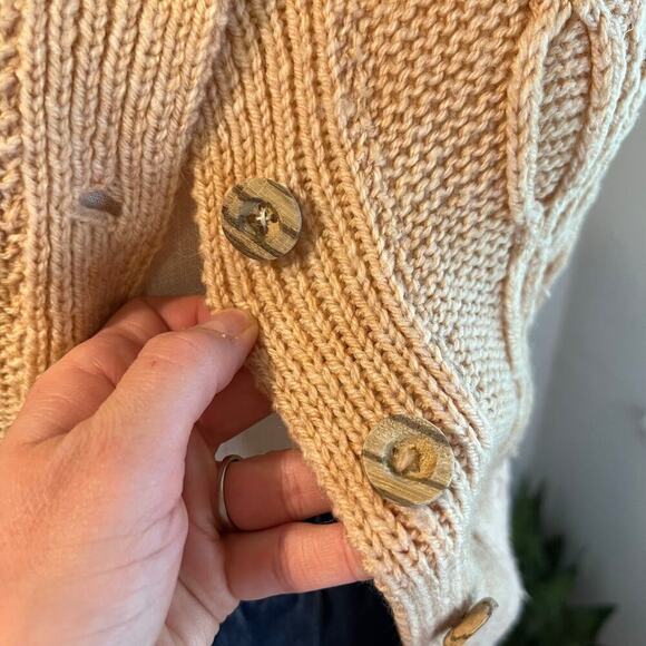 Pale Pink Chunky Cable Knit Sleeveless Button Front Vest Top Sweater Size Medium - Picture 2 of 8